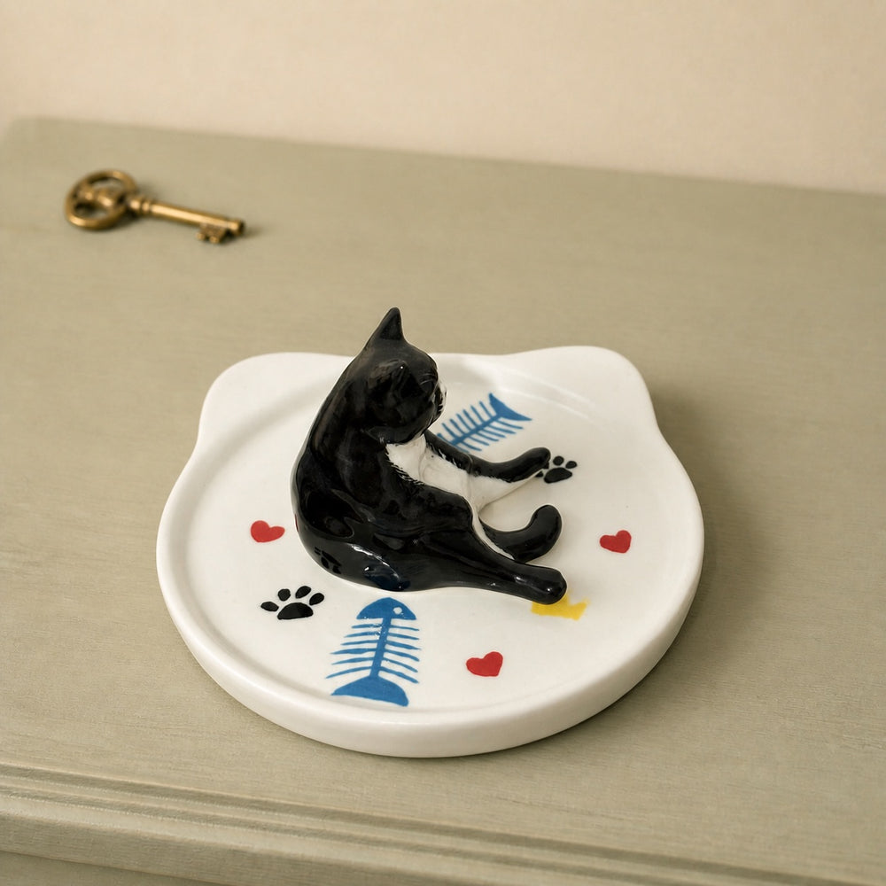 Black cat on a cat-face pet ring dish view 3