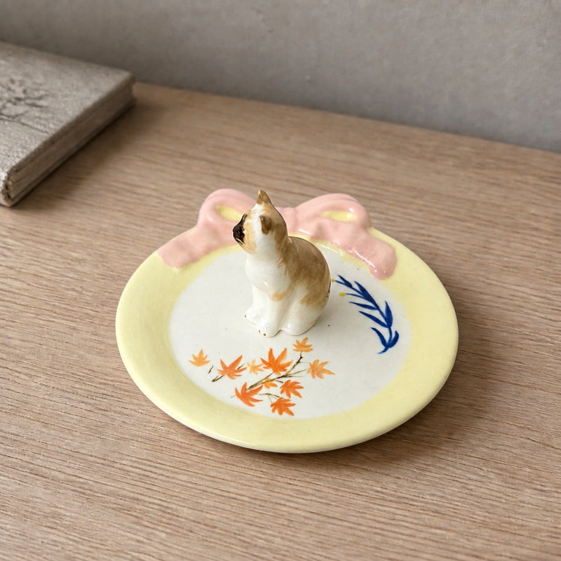 Bow Dish - Cream & Tan Cat Sitting - Cream Neutral Background 01