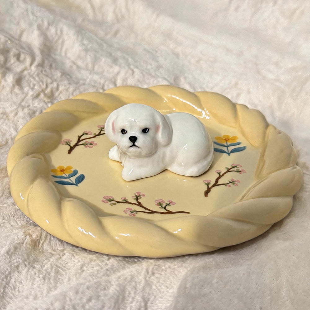 Yellow dog on a custom stuffed-crust pet trinket dish