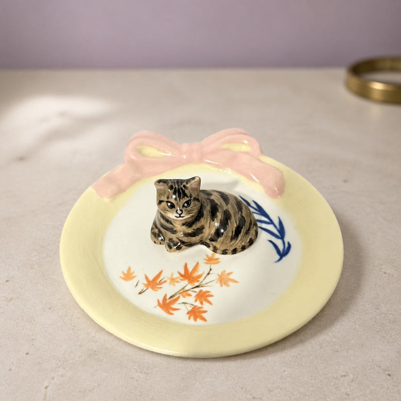 Bow Dish - Brown Tabby Cat Sitting - Cream Neutral Background 01