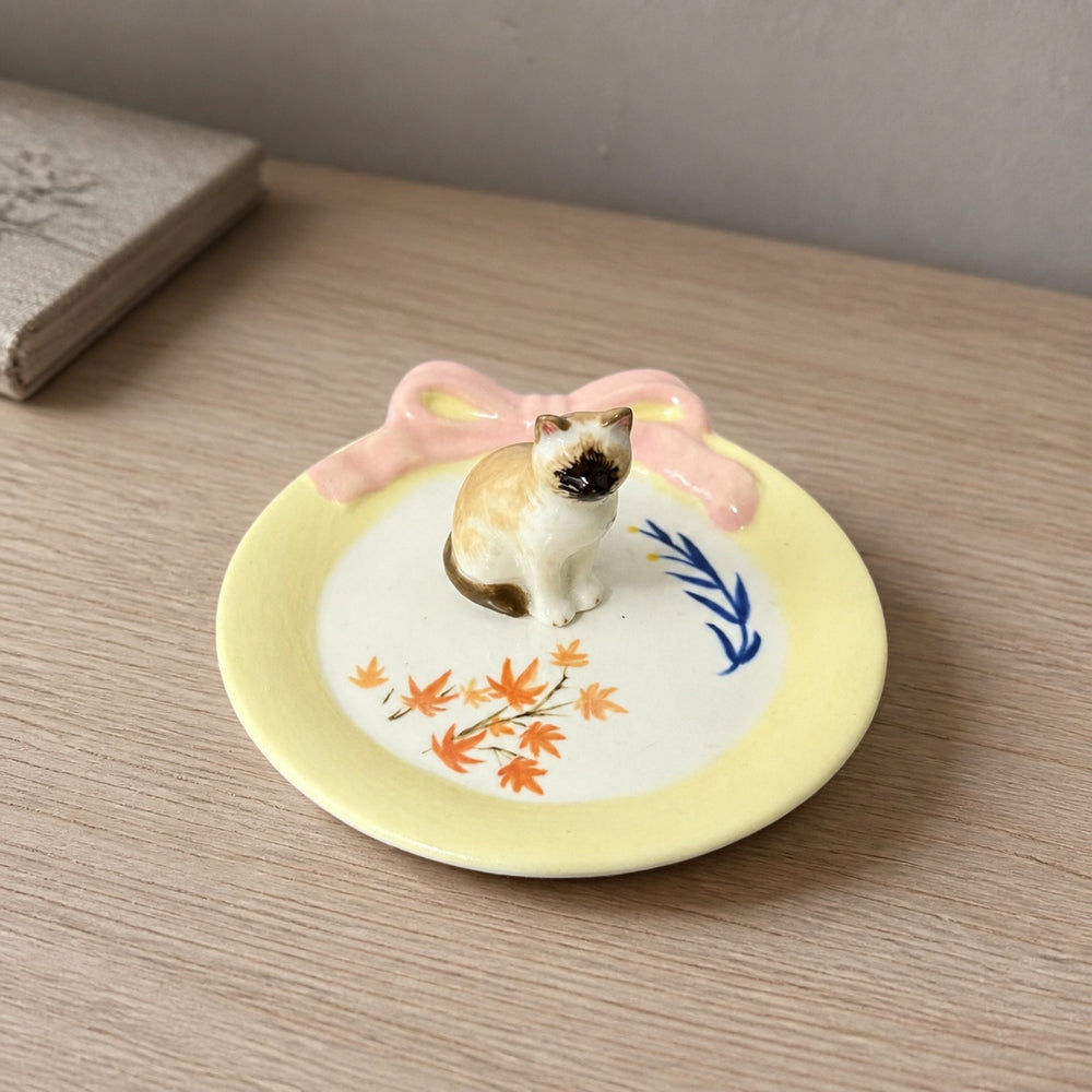 Bow Dish - Cream & Tan Cat Sitting - Cream Neutral Background 02