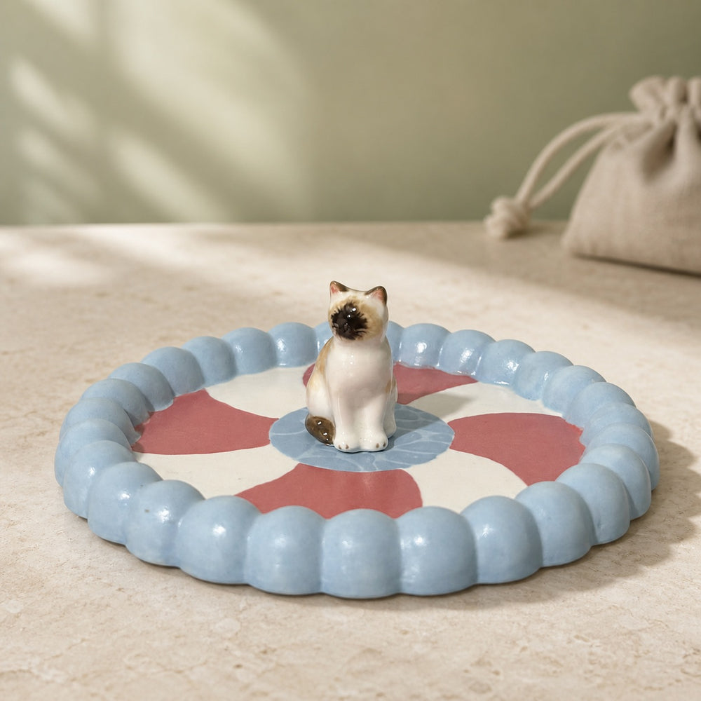 Peppermint Swirl Dish - Cream & Tan Cat Sitting - Warm Beige Background 03
