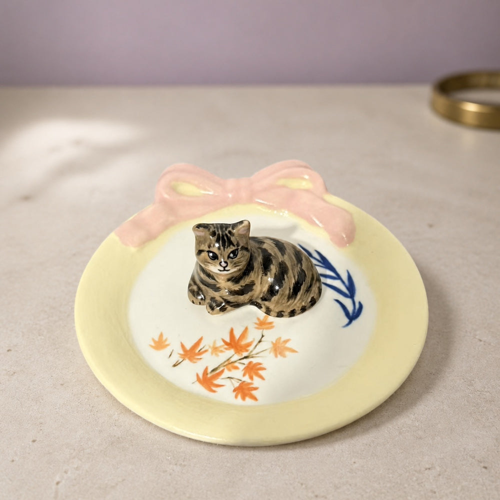 Bow Dish - Brown Tabby Cat Sitting - Cream Neutral Background 01