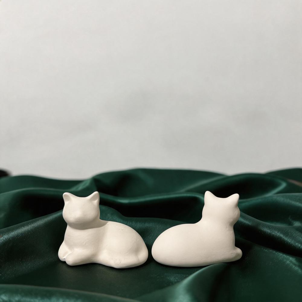Unpainted head-up cat figurine – front and back